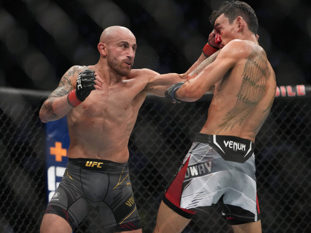 MMA: UFC 276-Volkanovski vs Holloway, Jul 2, 2022; Las Vegas, Nevada, USA; Alexander Volkanovski (red gloves) and Max Holloway (blue gloves) fight in a bout during UFC 276 at T-Mobile Arena. Mandatory Credit: Stephen R. Sylvanie-USA TODAY Sports, 02.07.2022 20:59:36, 18629396, NPStrans, T-Mobile Arena, Max Holloway, TopPic, MMA PUBLICATIONxINxGERxSUIxAUTxONLY 18629396